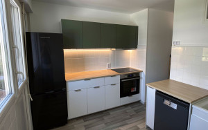 Photo de galerie - Cuisine Ikea compacte, lumineuse et prête à cuisiner