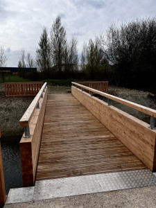 Photo de galerie - Passerelle bois sur plot béton 