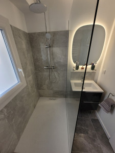 Photo de galerie - Remplacement d'une baignoire par un bac a douche , pose de carrelage mitigeur de douche paroie de douche meuble vasque et luminaire , peinture 