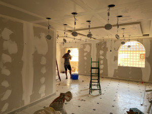 Photo de galerie - Travaux de rénovation d’une maison, avec revêtement plafonds, murs et sol, isolation et peintures.