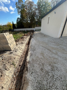 Photo de galerie - Fondation d’un mur en escalier ( fondation qui descend tout les 6m de 50cm) car chemin en descente 