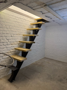 Photo de galerie - Fabrication escalier corps en acier, marche en bois 