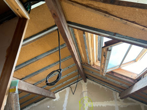 Photo de galerie - Isolation et préparation des rampants par l’intérieur Mise en œuvre d’une isolation performante, création de l’ossature métallique et préparation des plafonds avant finition placo. Travail soigné, adapter aux contraintes du bâti existant.