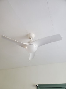 Photo de galerie - Pose de luminaires ventilateur .