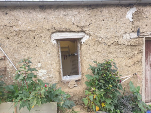 Photo de galerie - Depose d'une ancienne fenêtre sur mur en terre 
