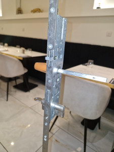 Photo de galerie - Remplacement de crémone et de cylindre sur tout type de porte