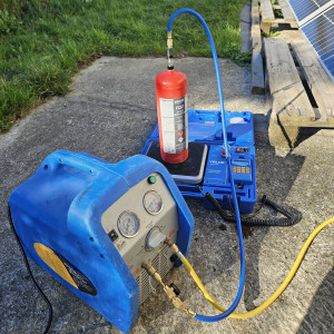 Photo de galerie - Charge complémentaire en fluides frigorigènes sur une installation Toshiba avec liaisons supérieures à 15 mètres.