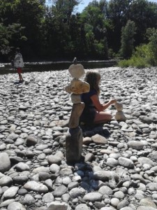 Photo de galerie - équilibre de galets réalisé au cours de mes encadrements en canoës