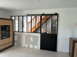 Photo de galerie - Création d’une cloison séparatrice avec verrière intégrée