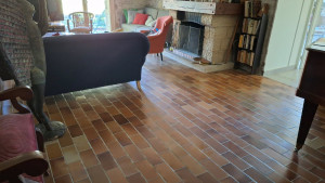 Photo de galerie - Salon rustique et chaleureux :  
   Voici un exemple d’intérieur que j’entretiens régulièrement : propre, ordonné et respectueux du style de chaque maison.