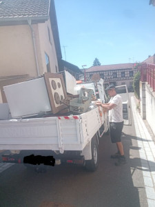 Photo de galerie - Un petit camion de ferraille bien chargé