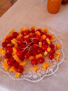 Photo de galerie - Mini brochettes de melons apéritif de l'anniversaire ou j'ai servi la paella pour 35 personnes 