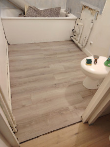 Photo de galerie - Pose de parquet dans une salle de bains 