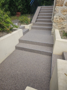 Photo de galerie - Et oui, la moquette de pierre se pose aussi sur les escaliers ! Elle offre un rendu moderne, est antidérapante, très résistante et s'adapte parfaitement aux marches, qu'elles soient en béton ou correctement préparées. Un excellent choi