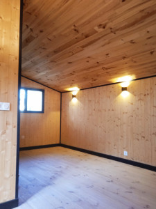 Photo de galerie - Habillage sol parquet en pin , plafond et mur en lambris après bardage et isolation en laine de bois , dans une ancienne porcherie