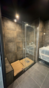Photo de galerie - Rénovation complète de salle de bain carrelage , banc , pose de bac à douche , plomberie, parois de douche, cliente satisfaite ✅