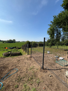 Photo de galerie - Pose clôture rigide 