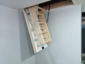 Photo de galerie - 
pose d'un escalier  escamotable 