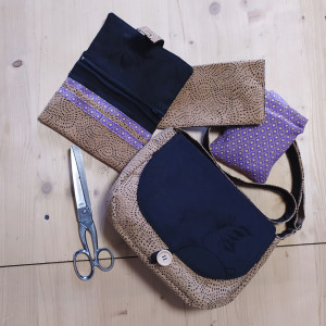 Photo de galerie - Ensemble sur demande et choix tissu du client :
- sac à main
- portefeuille
- porte chéquier
- sac pliable pour les courses 
