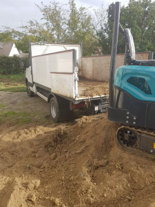 Photo de galerie - Camion benne + mini-pelle disponibles pour vos travaux : transport de matériaux, nivellement, terrassement et aménagements de jardin.