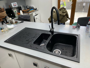 Photo de galerie - Installation évier cuisine 