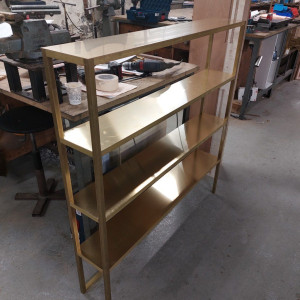 Photo de galerie - Voici un présentoir unique fait sur mesure en laiton pour un magasin de luxe.