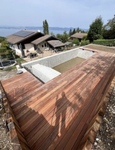 Photo de galerie - Réalisation d'une terrasse en bois et d'un mur de soutènement