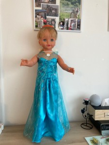 Photo de galerie - Une robe de poupée mais peut être aussi pour des enfants 