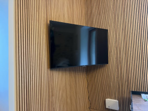 Photo de galerie - Pose de téléviseur contre un mur de 4 matériaux (bois, placo, brique et béton)