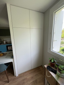 Photo de galerie - Fabrication et pose d’un placard sur mesure en mélaminé blanc 19mm