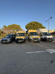 Photo de galerie - Véhicule disponible 2 avec hayon pour transport de colis lourd grand peut importe.