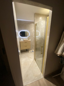 Photo de galerie - Réalisation complète d’une salle de bain, placo/isolation, carrelage, douche, pose de meuble, miroir et toilette 