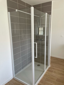 Photo de galerie - Pose d’un bac à douche, d’une paroi de douche et installation complète des équipements sanitaires.