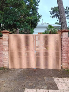 Photo de galerie - Portail claire voie en Douglas saturé