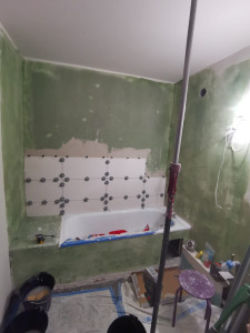 Photo de galerie - Dépose ancien carrelage 
Reprise planéité murs 
Étanchéité sous carrelage 
Pose carrelage 
Enduit / peinture Plafond 