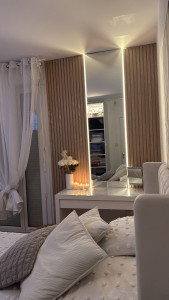 Photo de galerie - Création Coiffeuse avec mur en tasseaux, miroir et LED intégré.