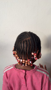 Photo de galerie - Nattes collés avec perles 