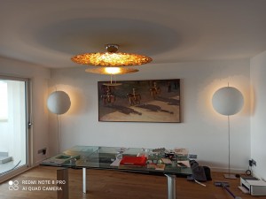 Photo de galerie - Pose d'un lustre en feuille d'or, ainsi que deux luminaires sur pied type coquille d'oeufs. 