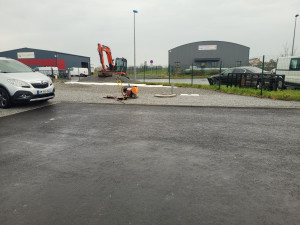 Photo de galerie - Réalisation d'un parking pour un garage auto 
pose de dorite compacte 
pose de nidagravel stabilisateur 
et pose de petits cailloux 