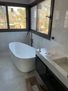 Photo de galerie - Pose d’une baignoire ilot avec un col de cygne + pose d’un meuble vasque 140cm avec un robinet encastré au mur raccordement en eau et évacuation 