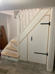 Photo de galerie - Créations agencement peinture  escalier bois brut vide sans porte ni contre marche ni rangement 