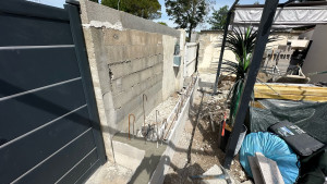 Photo de galerie - Jardinière et entrée plus volet roulant en pleine création en cours de réalisation 