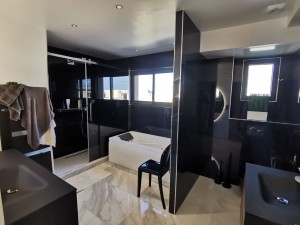 Photo de galerie - Rénovation d'une salle de bain complète en 120x60 effet marbre