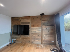 Photo de galerie - Mur du salon recouvert d’un lambris effets vieux bois 