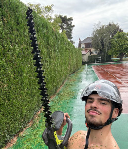 Photo de galerie - Taillage complet d’une haie de 25 m de long et de 3 m de hauteur