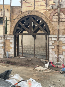 Photo de galerie - Charpente cintrée réalisée dans la rue romaine du puy du fou 
