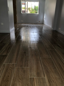 Photo de galerie - Pose carrelage imitation parquet 