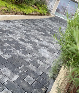Photo de galerie - Réfection d’accès carrossable en pavage avec dénivelé de 14% ( 14cm par mètre de pente )