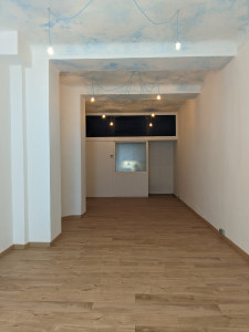 Photo de galerie - Rénovation d'un local de 40m² pour un revendeur d'instruments: pose du parquet avec isolation phonique, peinture et création d'un ciel ( voir photo suivante) 