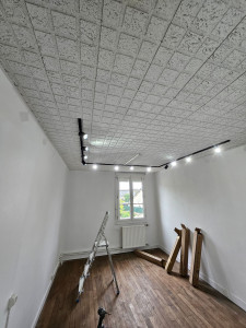Photo de galerie - Installation des spots sur rail 